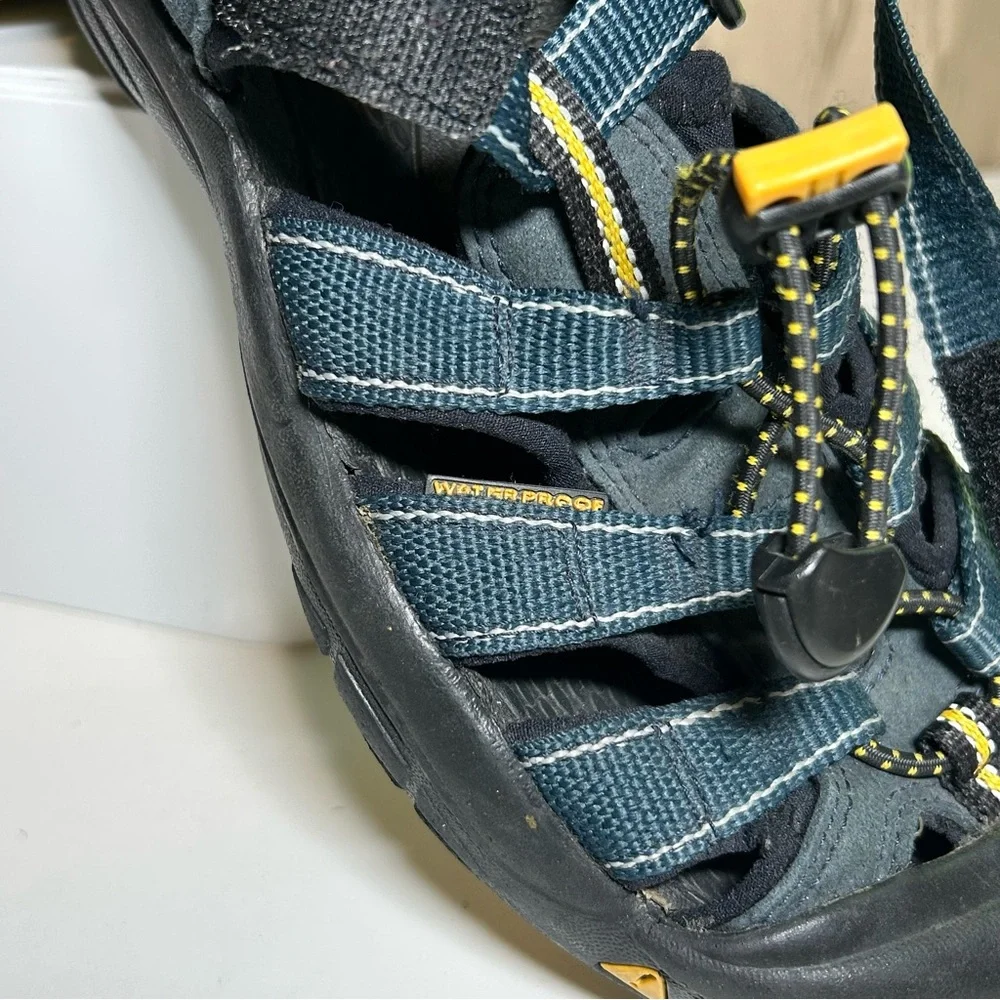 Keen Newport H2 Youth 4 Closed Toe Toggle Laced Navy Blue Yellow Black Water